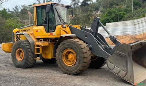PÁ CARREGADEIRA VOLVO, MODELO L120F, ANO 2011, COM 16.000HS TRABALHADAS, PESO OPERACIONAL 19T Imagem PÁ CARREGADEIRA VOLVO, MODELO L120F, ANO 2011, COM 16.000HS TRABALHADAS, PESO OPERACIONAL 19T