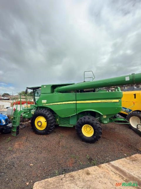 Colheitadeira John Deere S680 - Plataforma Draper 40 Pés, 2014 Imagem Colheitadeira John Deere S680 - Plataforma Draper 40 Pés, 2014