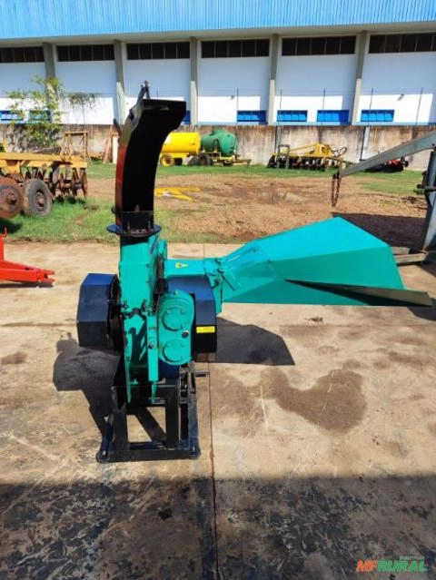 Picadeira de capim com motor 220w 7.5cv seminovo. Imagem Picadeira de capim com motor 220w 7.5cv seminovo.