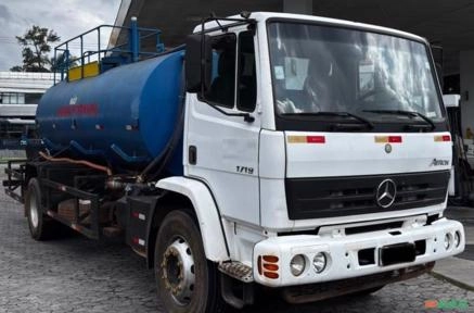 CAMINHÃO PIPA MERCEDES BENZ MODELO ATRON 1719 ANO 2014 COM 309.000 KM RODADOS, TANQUE PIPA DE 10.000 Imagem CAMINHÃO PIPA MERCEDES BENZ MODELO ATRON 1719 ANO 2014 COM 309.000 KM RODADOS, TANQUE PIPA DE 10.000