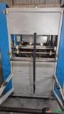 Máquina Termoformadora vacuum forming automatica de corrente. Imagem Máquina Termoformadora vacuum forming automatica de corrente.